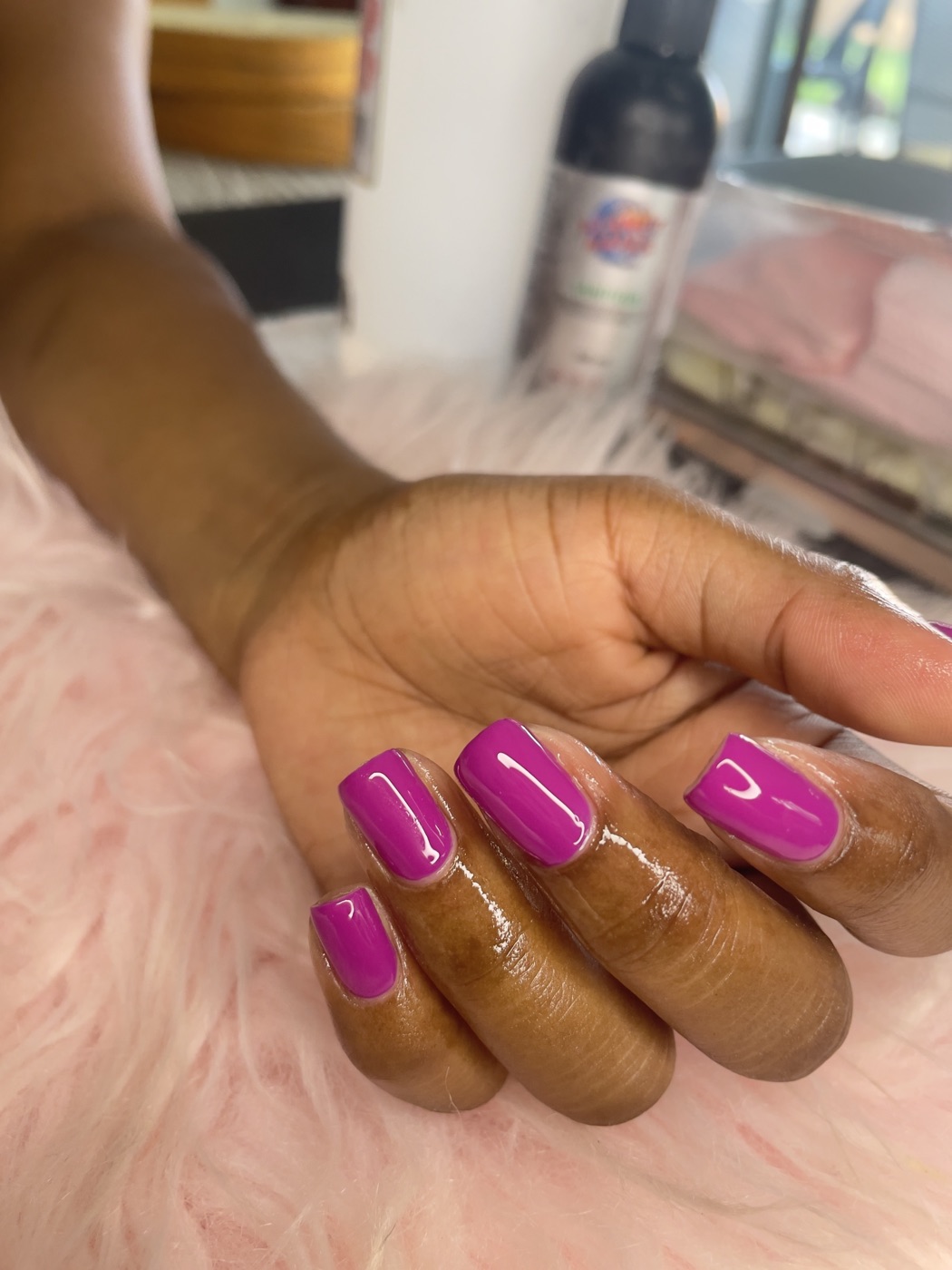 Short glossy magenta gel nails